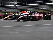 Max Verstappen (vlevo) a Carlos Sainz ve Velké ceně Británie.