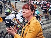 AŤ VÁM TO ŠLAPE. Šéfkuchařka Hannah Grantová sleduje cyklisty na jedné z Tour...