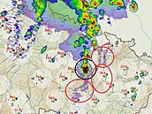 Velmi silná bouřka na Svitavsku (černý kruh) 1. července 2022 odpoledne