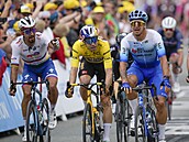 Nizozemský cyklista Dylan Groenewegen (ve světle modré) vítězí ve třetí etapě...