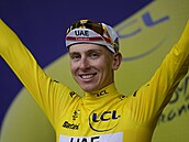 Slovinský cyklista Tadej Pogačar se po šesté etapě na Tour de France oblékl do...