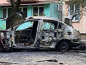 Vyhořelé auto Dmitrije Savlučenka po výbuchu v Chersonské oblasti na Ukrajině....