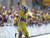 Wout van Aert slaví vítězství ve čtvrté etapě Tour de France