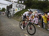 Tadej Pogačar útočí na kostkách v páté etapě Tour de France
