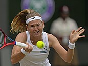 Marie Bouzková returnuje ve čtvrtfinále Wimbledonu.