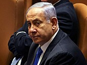 Dosluhující izraelský předseda vlády Benjamin Netanjahu během mimořádné schůze...
