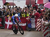 Nizozemec Mathieu van der Poel na trati úvodní etapy Tour de France 2022.