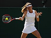 Marie Bouzková během osmifinále Wimbledonu.