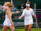 Kateřina Siniaková (vlevo) a Barbora Krejčíková během Wimbledonu