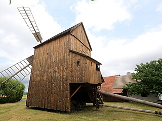 Marálkv vtrný mlýn z 19. století v Partutovicích je technickou památkou.