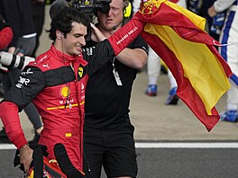Carlos Sainz z Ferrari oslavuje první triumf ve formuli 1. Zvítzil ve Velké...