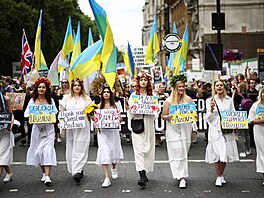 Londýnského Pride prvodu se zúastnili i lidé, kteí na podporu Ukrajiny...