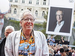 Geoffrey Rush na erveném koberci (5. ervence 2022)