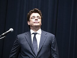 Benicio del Toro promlouvá k plnému Velkému sálu v hotelu Thermal (8. ervence...
