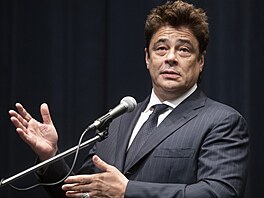 Benicio del Toro promlouvá k plnému Velkému sálu v hoteluThermal (8. ervence...