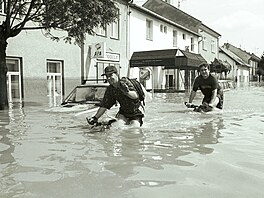 Archivní fotografie z povodn 9.ervence 1997 v Olomouci na sídliti Lazce.