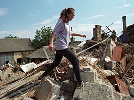 Návrat mezi sutiny. Obyvatelka Troubek si prohlíí svj dm poté, co voda...