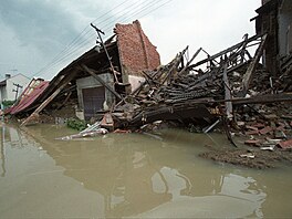 Zkáza. Troubky se staly symbolem povodní 1997. Ze pinavé vody trely zíceniny...