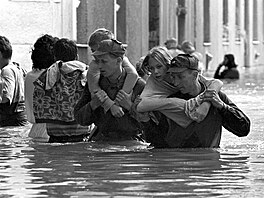 Vojáci odnáejí do bezpeí obyvatele ulice Kapitána Nálepky v­ Olomouci. Ve...