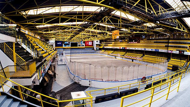 NOVÁ ÉRA. Ledová plocha na Hlinkově zimním stadionu se zúžila na rozměry NHL a mantinely se vyměnily za moderní, pružné.