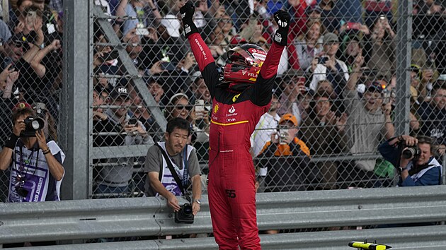 Carlos Sainz z Ferrari oslavuje prvn triumf ve formuli 1. Zvtzil ve Velk cen Britnie.