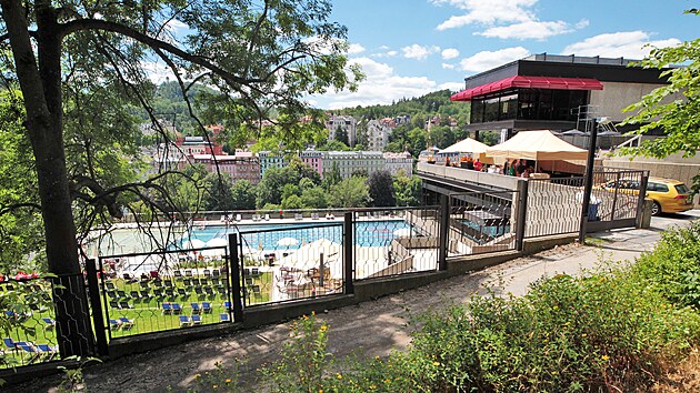 Pohled na terasu bazénu hotelu Thermal od Bezručovy ulice.