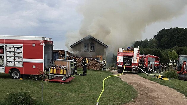 V �esk� Skalici ho�ela d�evostavba, na m�st� bylo 11 jednotek hasi��. (4. �ervence 2022)