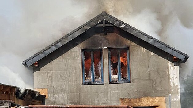 V �esk� Skalici ho�ela d�evostavba, na m�st� bylo 11 jednotek hasi��. (4. �ervence 2022)