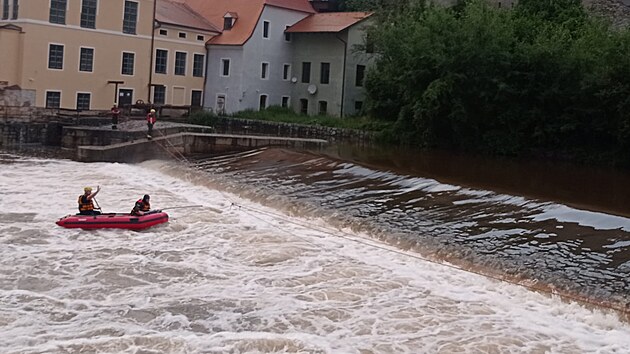 V Českém Krumlově se na jezu převrátil raft, jeden vodák nevyplaval. (5. července 2022)