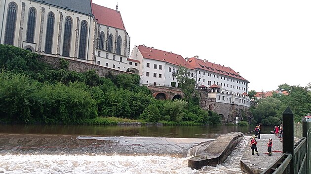 V Českém Krumlově se na jezu převrátil raft, jeden vodák nevyplaval. (5. července 2022)