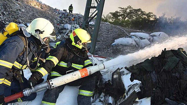 V Kralupech nad Vltavou ho�� plastov� odpad, s po��rem bojuj� des�tky jednotek hasi��. (5. �ervence 2022)