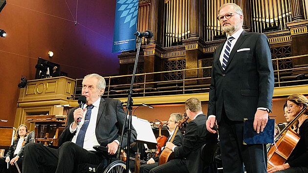 Prezident Milo Zeman (vlevo) a premiér Petr Fiala ped koncertem v Rudolfinu...