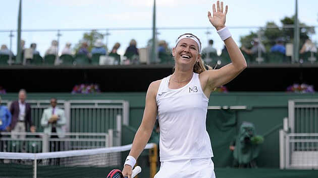 esk tenistka Marie Bouzkov se raduje z postupu do osmifinle Wimbledonu.