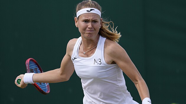 Marie Bouzkov se opr do forhendovho deru ve tetm kole Wimbledonu.