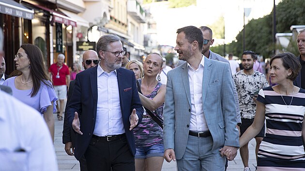 Premiér Petr Fiala (vlevo) a slovenský premiér Eduard Heger zavítali na filmový festival v Karlových Varech. (2. července 2022)