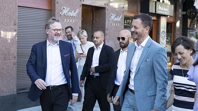 Premiér Petr Fiala a slovenský premiér Eduard Heger zavítali na filmový festival v Karlových Varech. (2. července 2022)