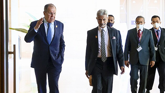 Rusk ministr zahrani Sergej Lavrov a indick ministr zahrani Subrahmanyam Jaishankar spolen kr bhem jejich bilaterlnho setkn ped schzkou ministr zahrani G20 na Bali. (8. ervence 2022)