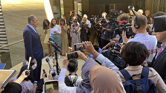 Rusk ministr zahrani Sergej Lavrov je obklopen novini bhem setkn ministr zahrani G20 na Bali. (8. ervence 2022)