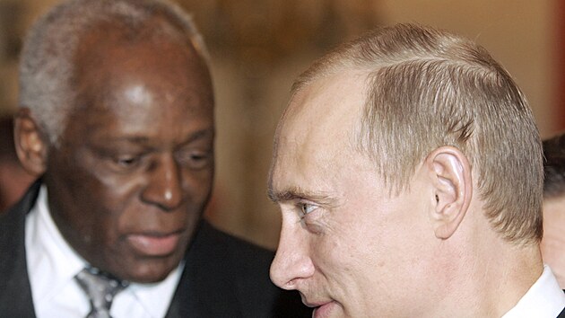 Rusk prezident Vladimir Putin zdrav angolskho prezidenta Josho Eduarda dos Santose ped jednnm v Kremlu v Moskv. (31. jna 2006)