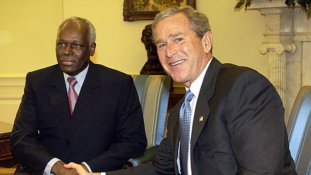 Angolsk prezident Jose Eduardo dos Santos, vlevo, se setkv s prezidentem Georgem W. Bushem v Ovln pracovn Blho domu. (12. kvtna 2004)