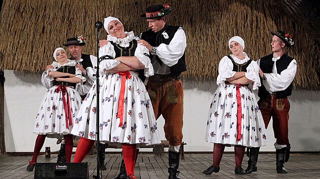 Na 77. ronku mezinrodnho folklornho festivalu Strnice reprezentovalo Hanou tm 150 krojovanch len hanckch soubor a lidovch muzik.