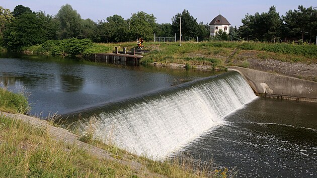 Troubky lsi letos připomínají pětadvacet let od povodně v roce 1997. Na snímku ze 28. 6. 2022 je splav na řece Bečvě, která obec poničila.