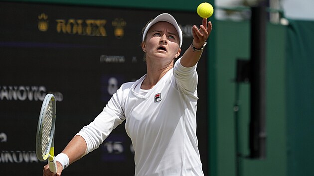 Barbora Krejčíková servíruje v zápase třetího kola Wimbledonu.