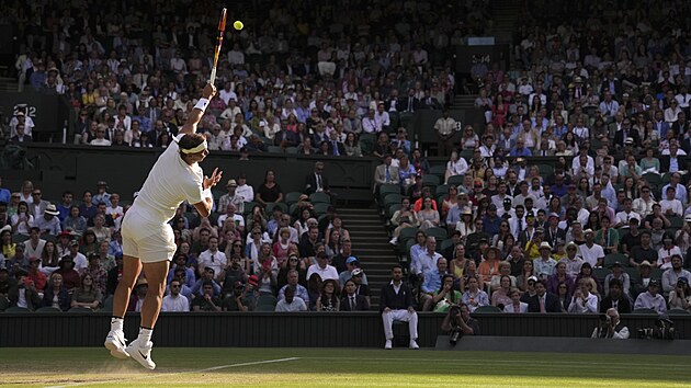 Rafael Nadal servruje v osmifinlovm zpase Wimbledonu proti Botici Van de Zandschulpovi.