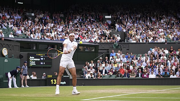 Rafael Nadal odvrac der v osmifinlovm zpase Wimbledonu proti Botici Van de Zandschulpovi.