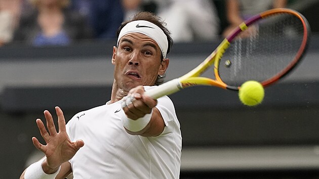 Rafael Nadal v osmifinlovm zpase Wimbledonu proti Botici Van de Zandschulpovi.