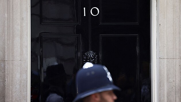 Příprava na prohlášení britského premiéra Borise Johnsona na Downing Street 10 (7. července 2022)