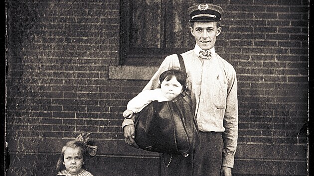 Snmky, jejich protagonist hraj potovn doruovatele dt, pochzej z archv muzea Smithsonian.