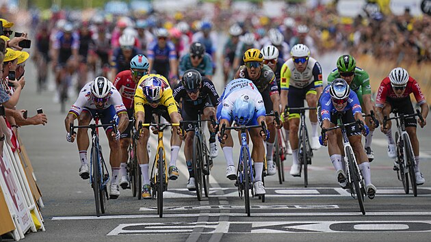 Těsný souboj na cílové pásce ve třetí etapě na Tour de France zvládl nejlépe Dylan Groenewegen (uprostřed ve světle modré).