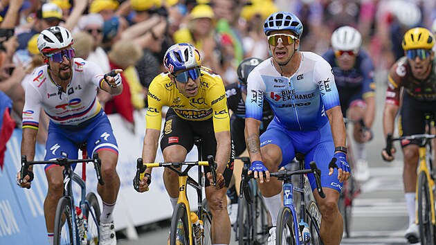 Nizozemsk cyklista Dylan Groenewegen (ve svtle modr) vtz ve tet etap Tour de France. Vlevo se slovensk sprinter Peter Sagan hnv na ldra celkovho poad Wouta van Aerta (ve lutm).